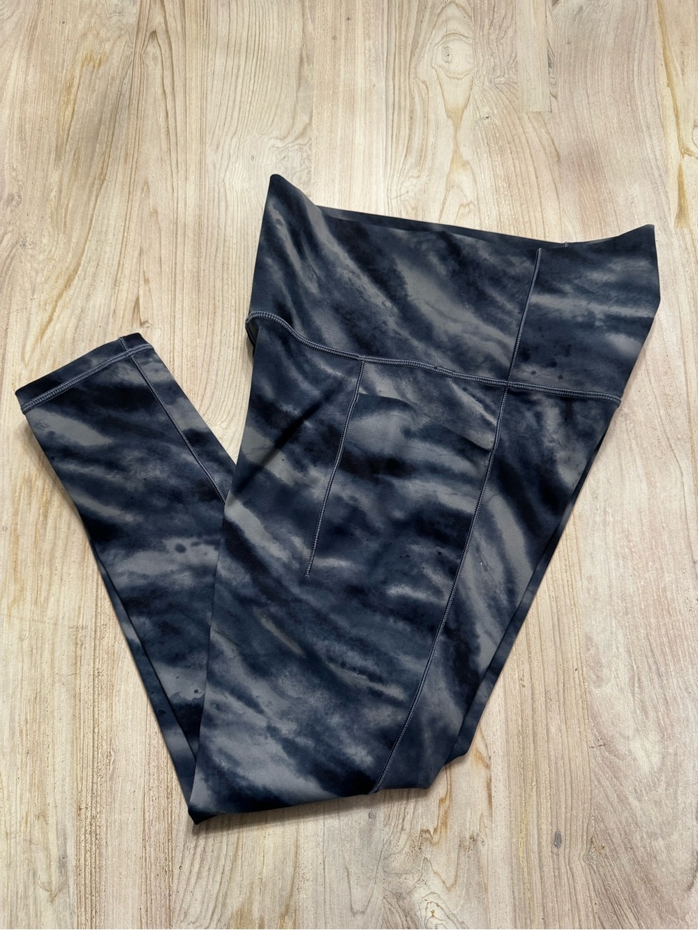 Athleta Black & Gray Tie-Dye Salutation Stash Pocket II 7/8 Tight Leggings